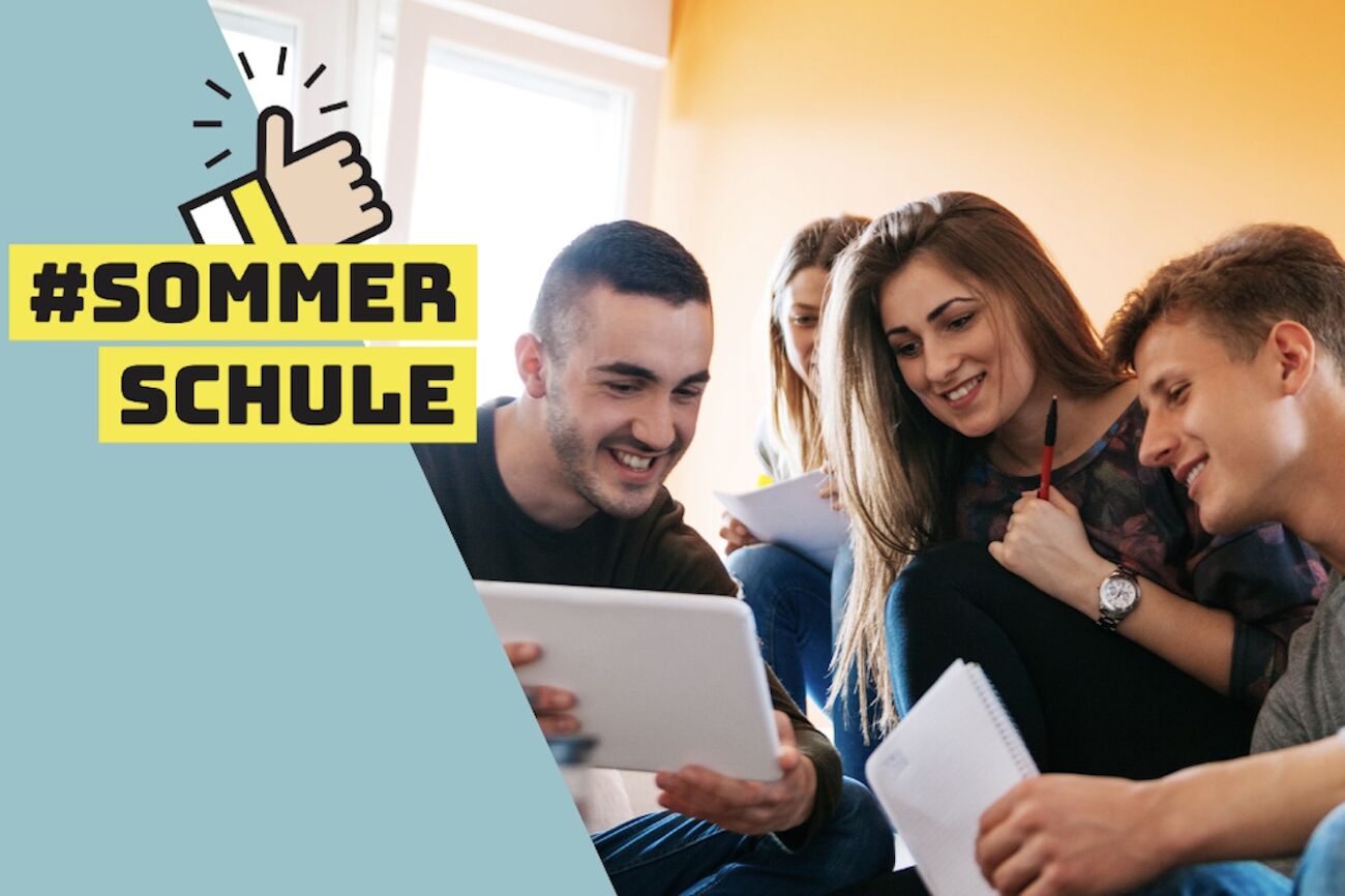 Bannerbild der Sommerschule 2026: drei Studierende schauen auf einen Notizblock