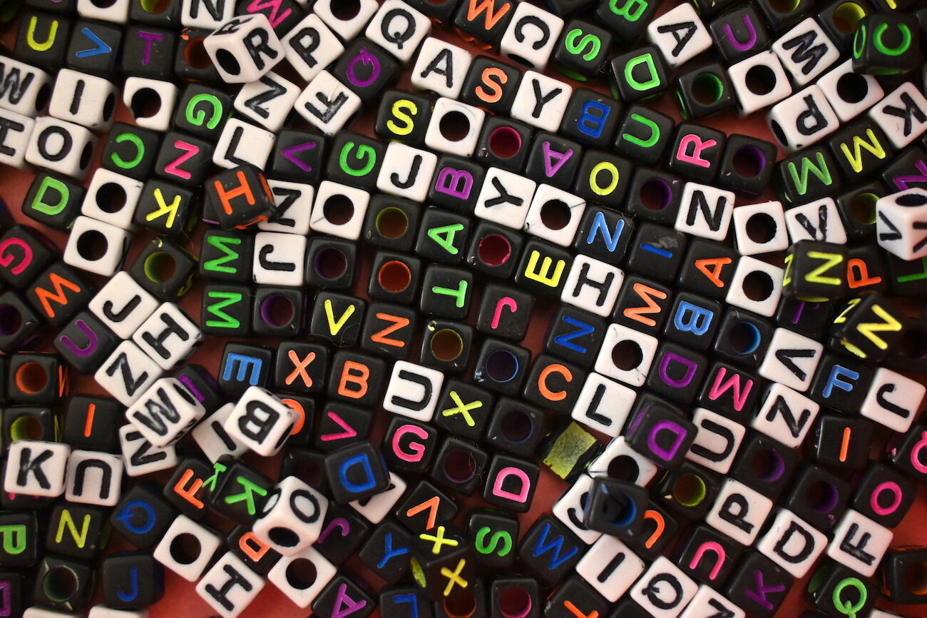Dekorativbild: kleine bunte Würfel mit Buchstaben