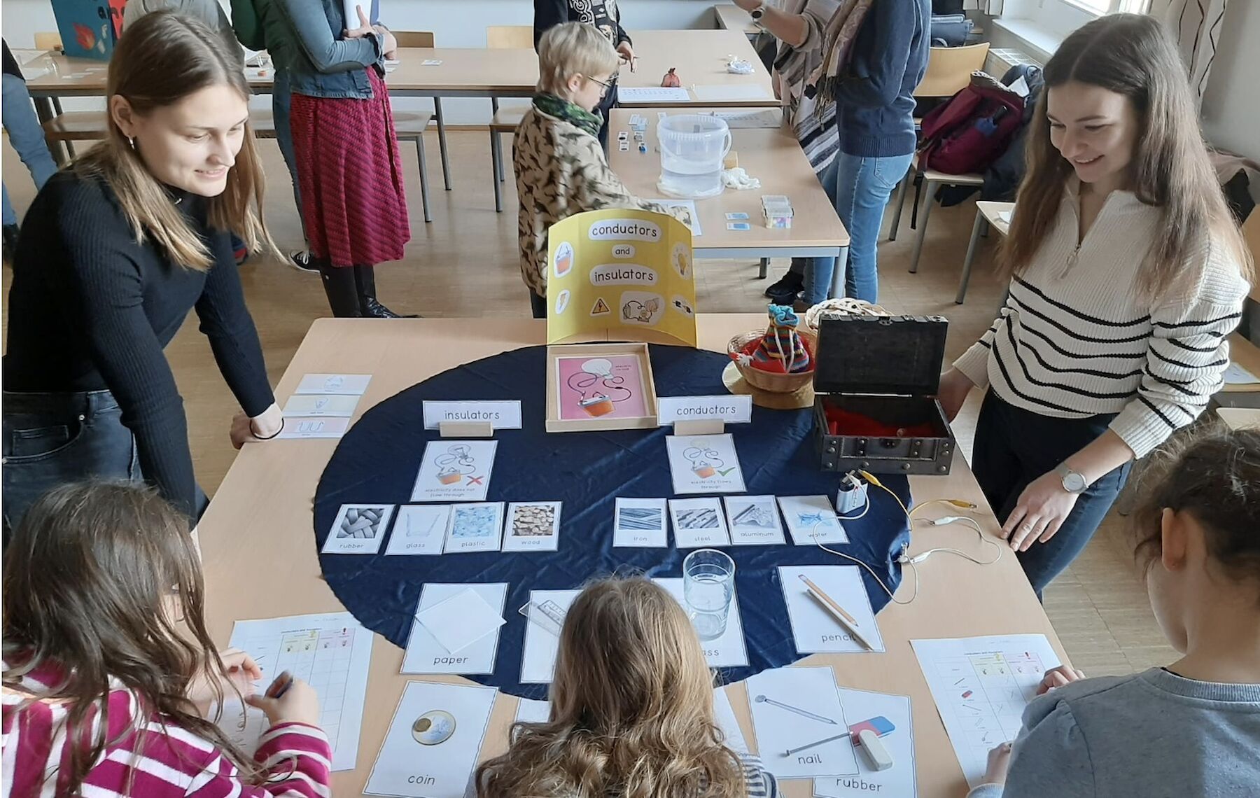 Studierende im Seminarraum arbeitend mit Unterrichtsmaterial