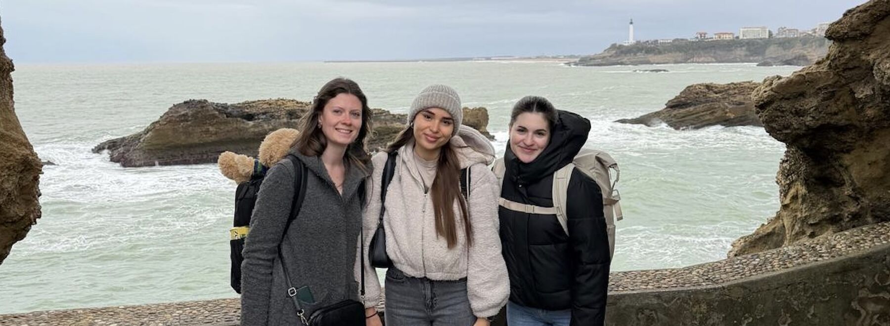 Gruppenbild der drei Studierenden am Meer in Spanien
